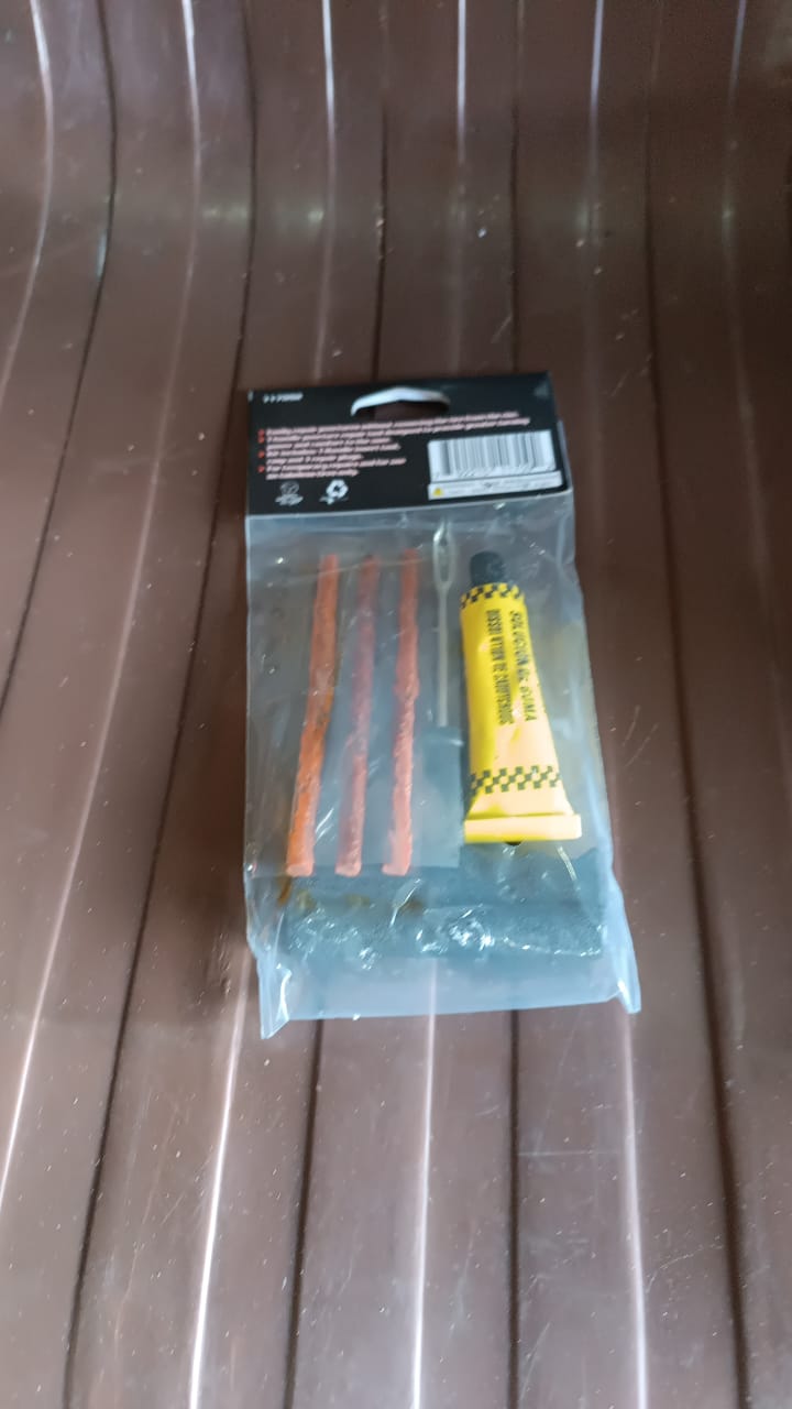Tyre puncture repair kit with T-handle plugger, rubber solution and seal strips, view 6